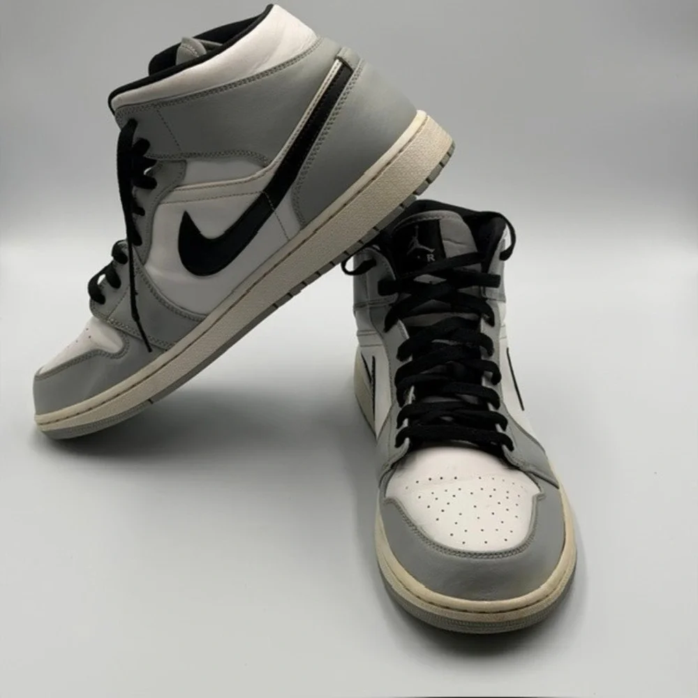 Air Jordan 1 Mid Light Smoke Grey White Black 554724-092 Mens Size 12 Sneaker